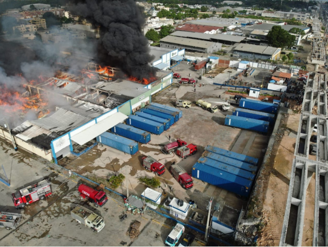 Drones del 911 y 16 unidades de bomberos trabajan para controlar incendio en Autopista Duarte