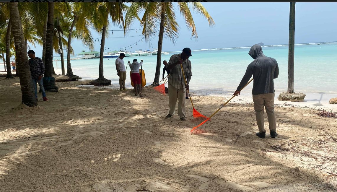 El huracán Beryl causa destrozos a negocios en Boca Chica