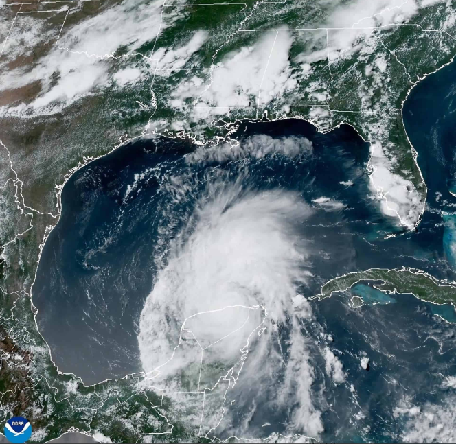 El centro de Beryl emerge sobre el Golfo de México y Texas está bajo alerta de huracán