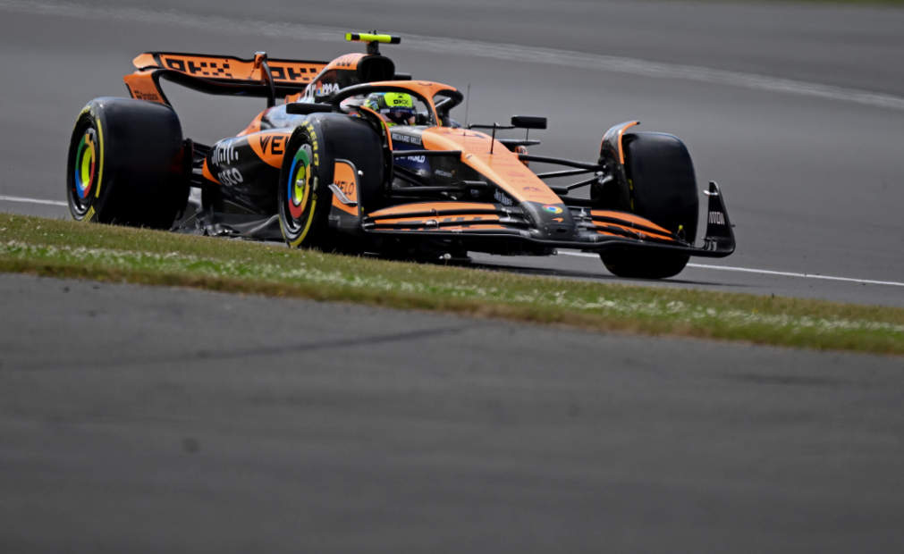 Norris y McLaren avisan ante su público en los libres en Silverstone