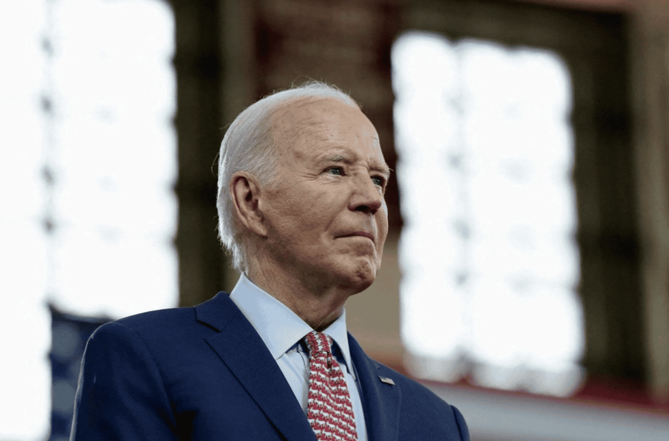 Biden aparece por primera vez en público después de poner fin a su campaña presidencial