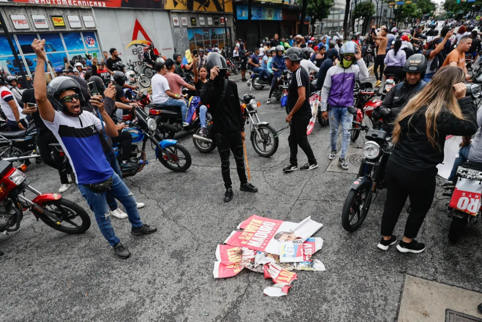 Militares lanzan lacrimógenas contra venezolanos que rechazan resultado de presidenciales