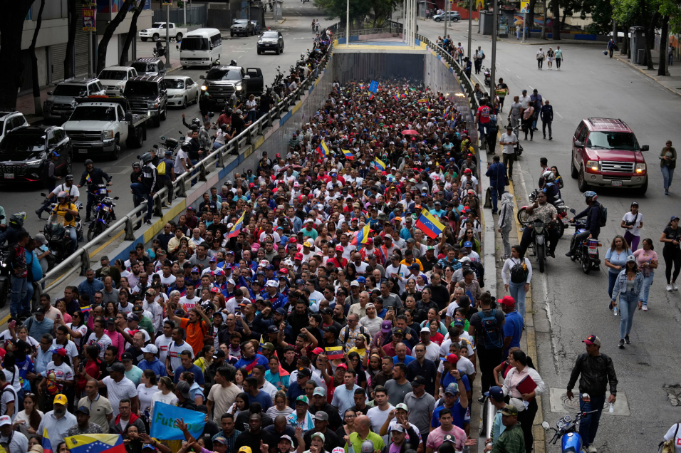 Miles de opositores salen a las calles para pedir recuento de votos en Venezuela