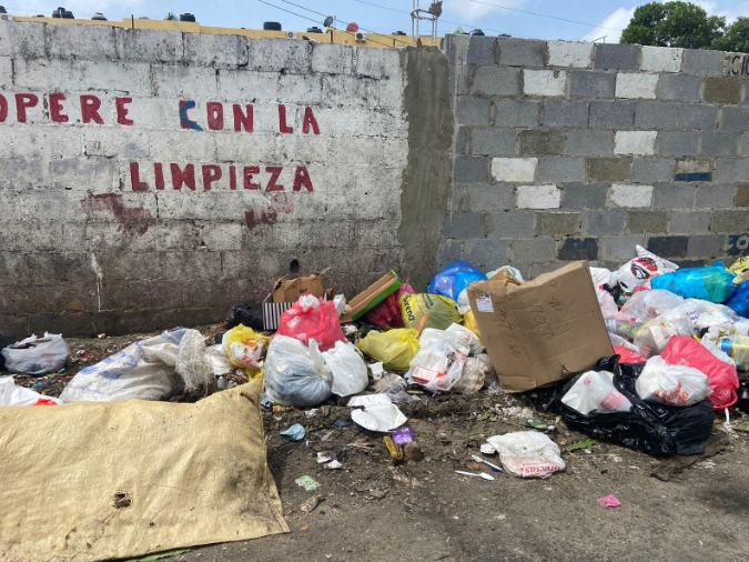 Sectores esperan que recojan la basura ante pronósticos de lluvias por Ernesto