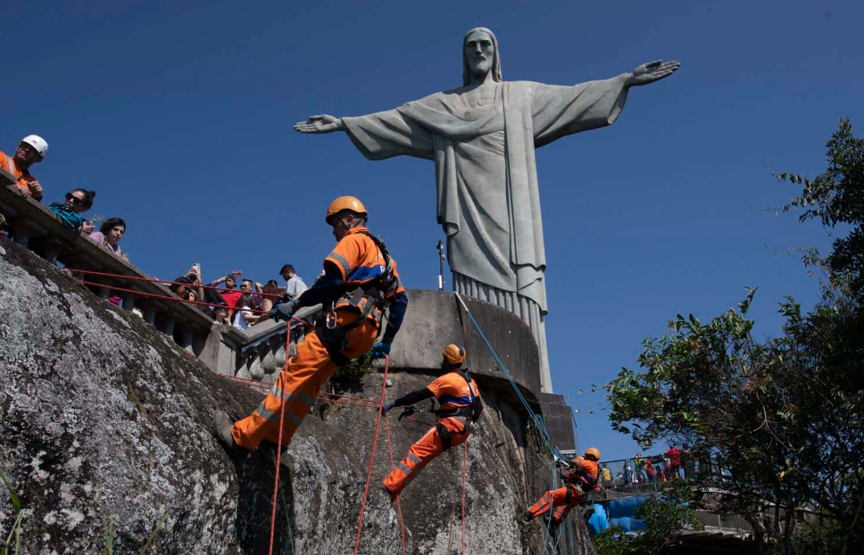 Escaladores de Río de Janeiro limpian el sitio de la estatua del Cristo Redentor