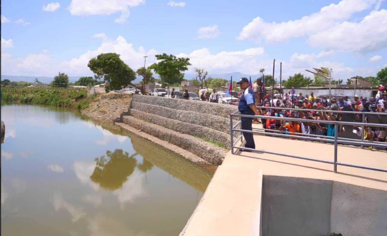 El primer ministro de Haití visita el canal sobre el río Masacre en Juana Méndez