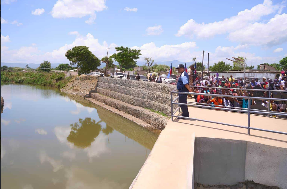 El primer ministro de Haití visita el canal sobre el río Masacre en Juana Méndez