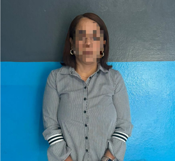 Arrestan mujer por robo de más de tres millones de pesos en Santiago