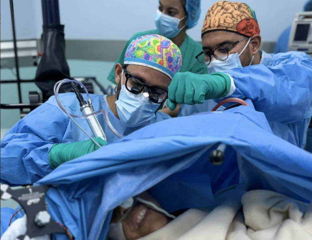 El HOMS realiza una cirugía cerebral en un paciente despierto