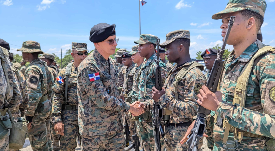 El nuevo comandante general del Ejército inspecciona la zona fronteriza