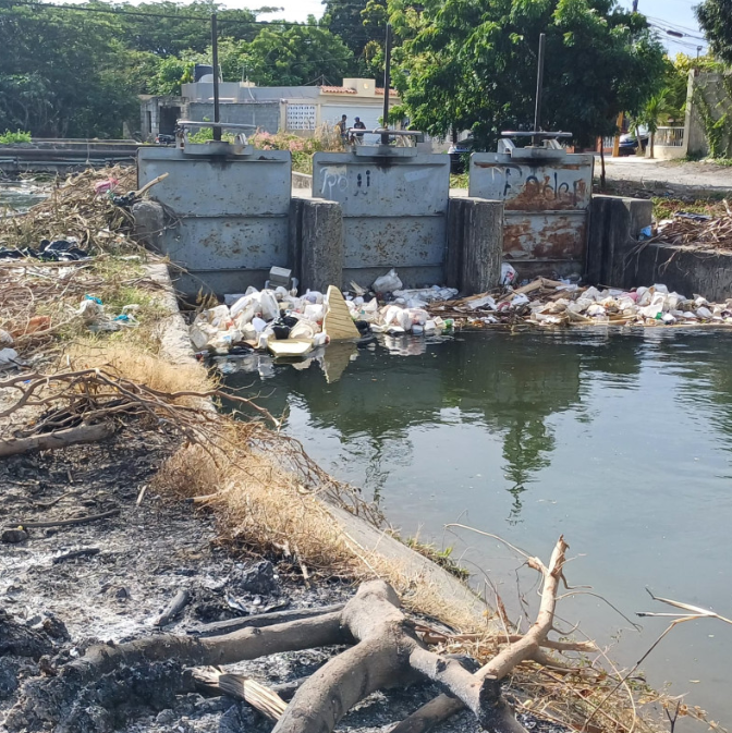 Los banilejos celebran que limpien canal contaminado por vertederos de basura