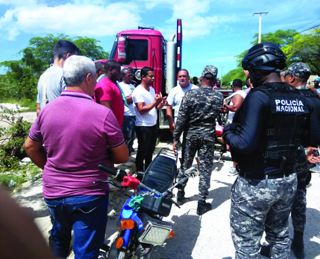 Comerciantes y empresarios bloquean vía conduce de Pedernales a Haití