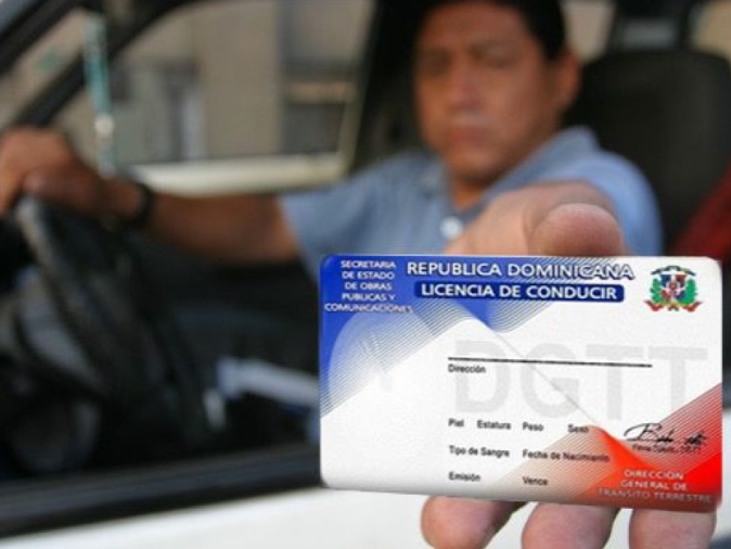 Atacan discriminación para renovar licencia conducir a mayores de 65 años