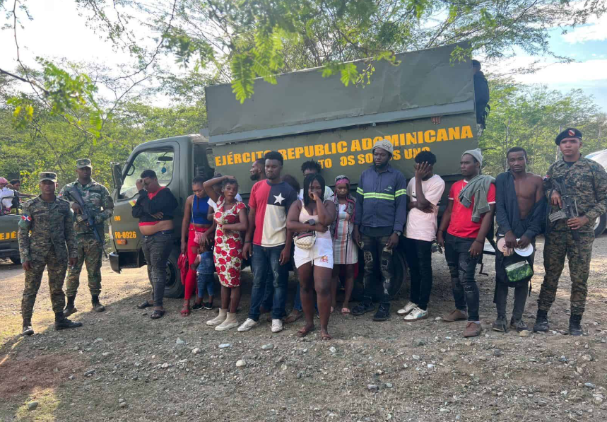 Ejército entrega a otros dos dominicanos ante el Ministerio Público por tráfico de indocumentados