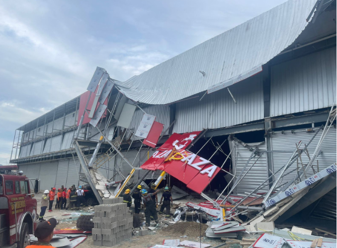 Construcción de plaza comercial que se derrumbó en Santiago había sido paralizada por autoridades