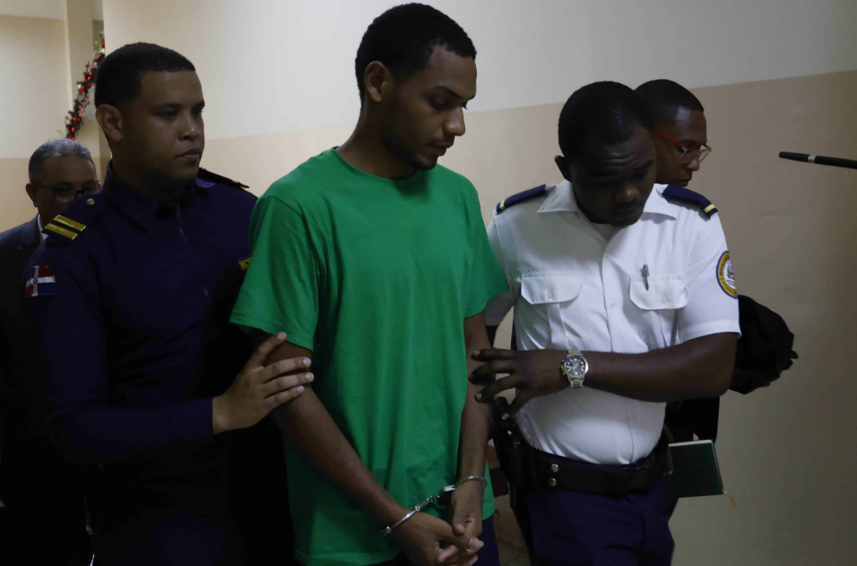 Libertad condicional para profesor imputado de acosar niña; dice confiar en que volverá a dar clases