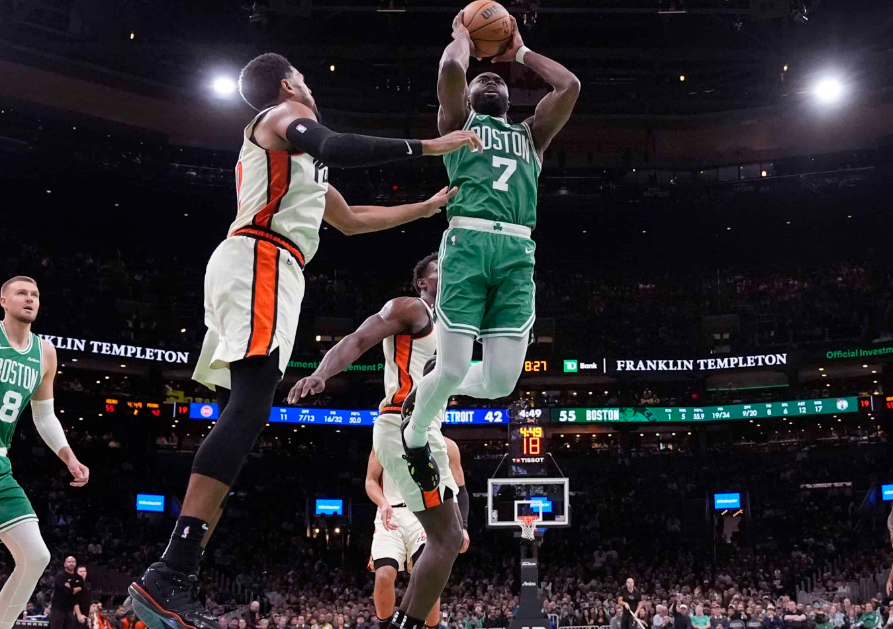 NBA multa a Jaylen Brown de los Celtics por gesto de degollar contra Detroit