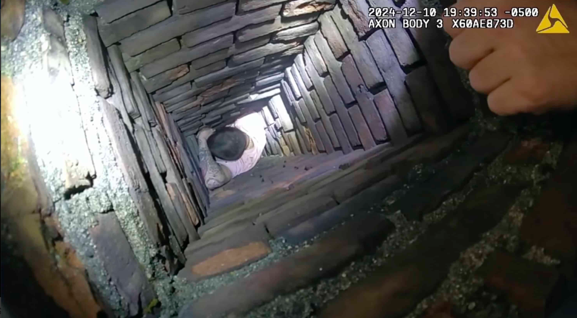 Policía de Massachusetts detiene a un prófugo atorado dentro de una chimenea