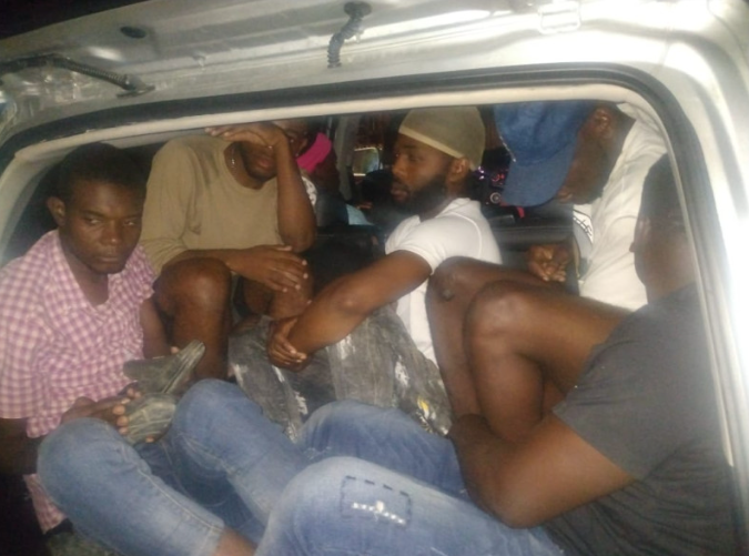 Migración detiene a 26 haitianos ilegales que eran transportados en tres vehículos