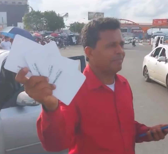 Apresan a hombre acusado de vender bonos navideños del Gobierno