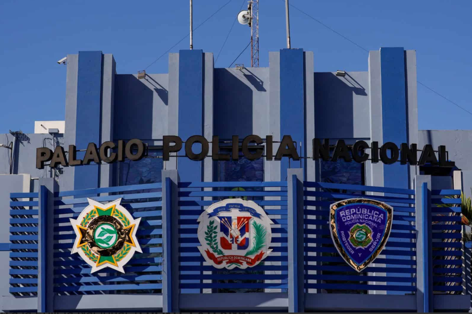 Policía apresa hombre al que acusa de robo de espejos retrovisores