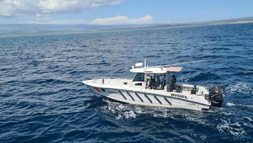 Miembros de la Armada interceptan embarcación de pesca ilegal en Montecristi