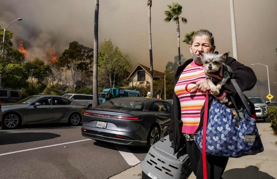 Sheriff de Los Ángeles compara la devastación del fuego con el impacto de una "bomba"