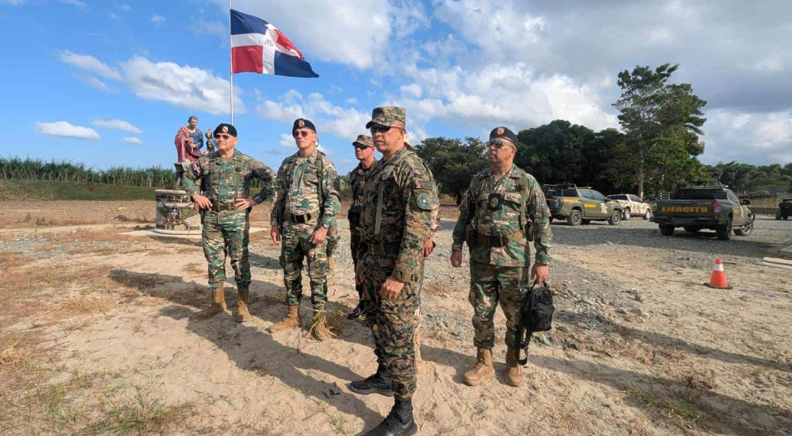 Jefe del Ejército supervisa puestos fronterizos y garantiza la seguridad nacional