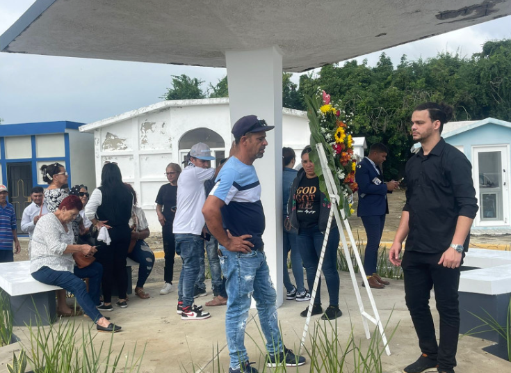 Sepultan madre e hija ultimadas por teniente PN en La Vega; familiares le temen al fugitivo