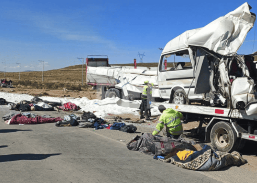 Al menos 31 fallecidos y 15 heridos tras la caída de un autobús a un barranco en Bolivia