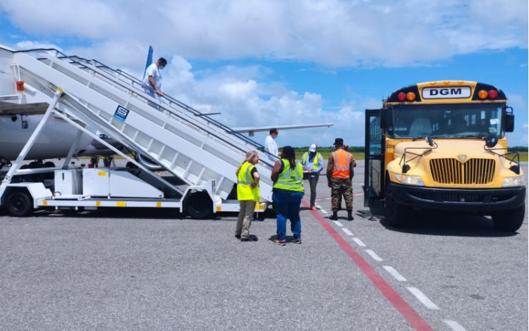 Llegan al país 125 dominicanos repatriados de Estados Unidos