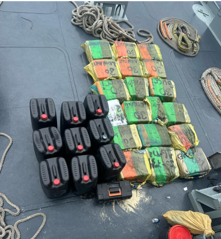 Incauta 548 paquetes de cocaína y apresan a dos hombres en Pedernales