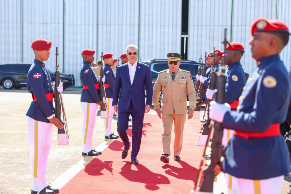 Presidente Abinader sale a Washington para participar en cumbre textil