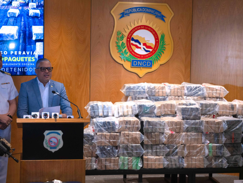 Decomisan 463 paquetes de cocaína tras maratónica persecución a lancha; apresan a tres dominicanos