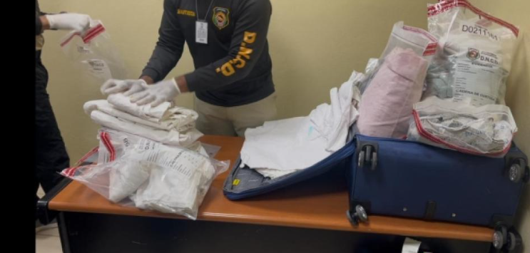 Detienen a español en aeropuerto del Cibao tratando de salir del país con ropas empapadas de cocaína