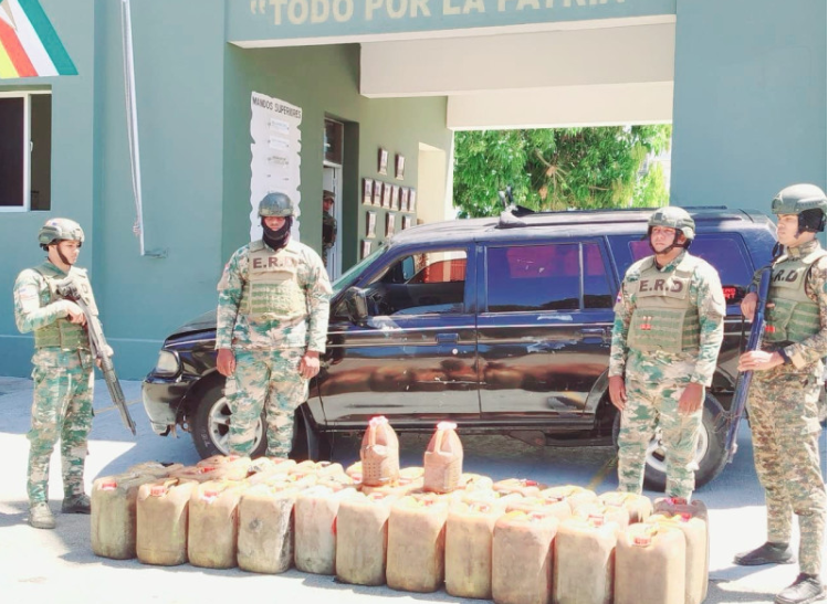 Ejército ocupa garrafones con 162 galones de gasolina en yipeta que iba de contrabando a Haití