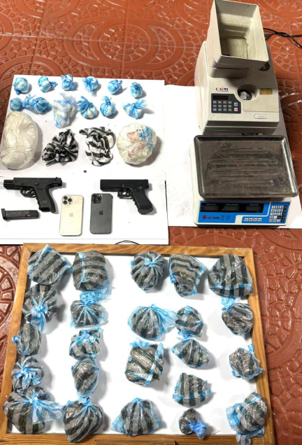 La Policía Nacional apresa a cinco hombres y decomisa drogas y armas en Santo Domingo