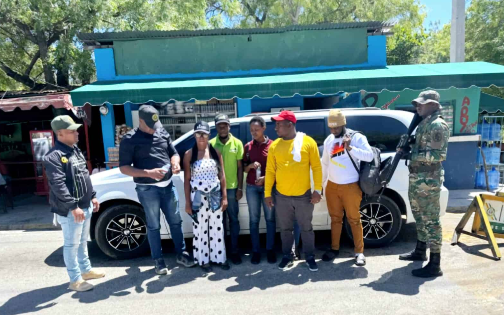 Conductor abandona yipeta con 19 haitianos indocumentados tras persecución en Mao